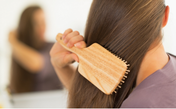 Caduta dei capelli stagionale: cause e rimedi
